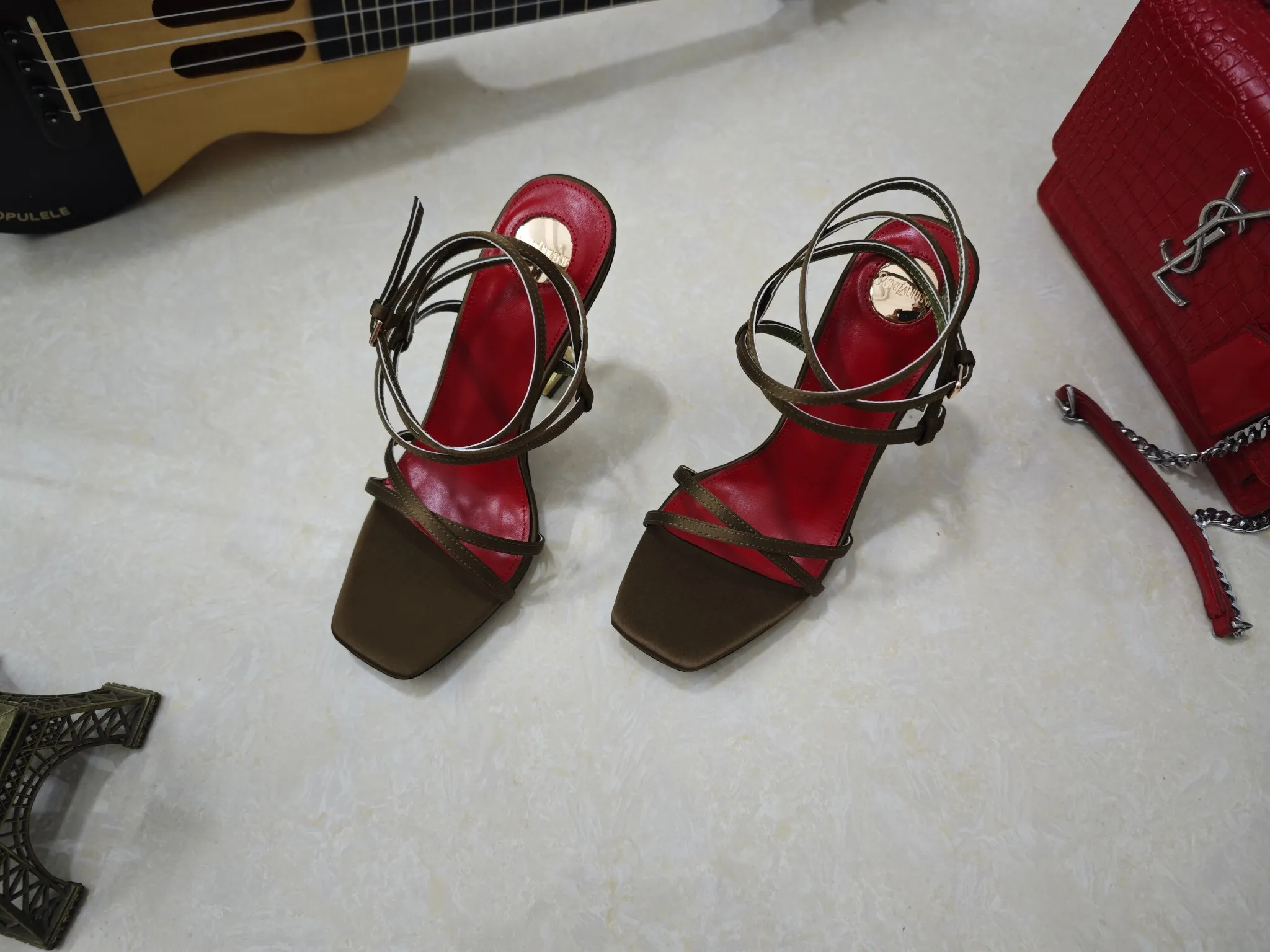 👟👟Ex-factory price 540👟👟【Saint Laurent】Yves Saint Laurent, high-heeled YSL high heels💃2025 early spring counter synchronizes the latest styles, YSL, decoration👠 Classic and high-quality glamorous masterpieces, the hottest autumn and winter series in the counter, with temperament, fashion, classic and attractive design style 😌The effect on the feet is particularly beautiful〰️, the materials are imported from Italy 🇮🇹 calf, imported black sheepskin, lining, and foot pads; sheepskin, stiletto high heels, size 35-41 (34.41.42 must be customized, non-refundable) outsole; imported genuine leather outsole, with full counter packaging